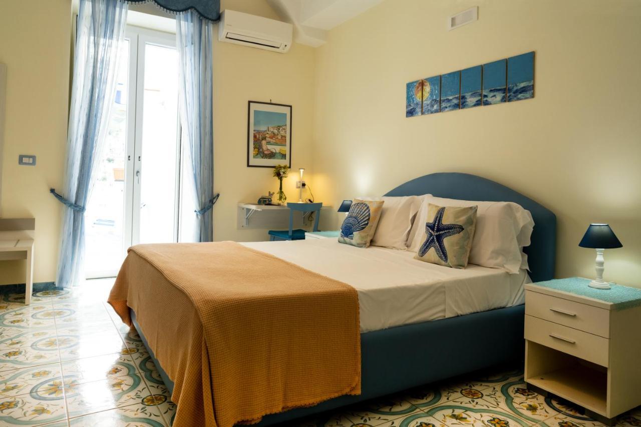 Libeccio - Apartment With Terrace And Sea View Maiori Ngoại thất bức ảnh